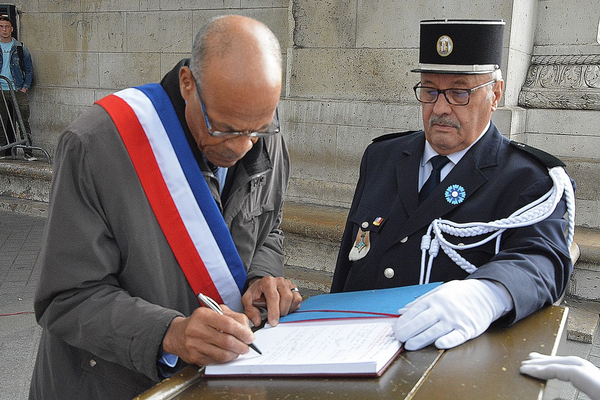 L Ecole Municipale de Football a l Arc de Triomphe